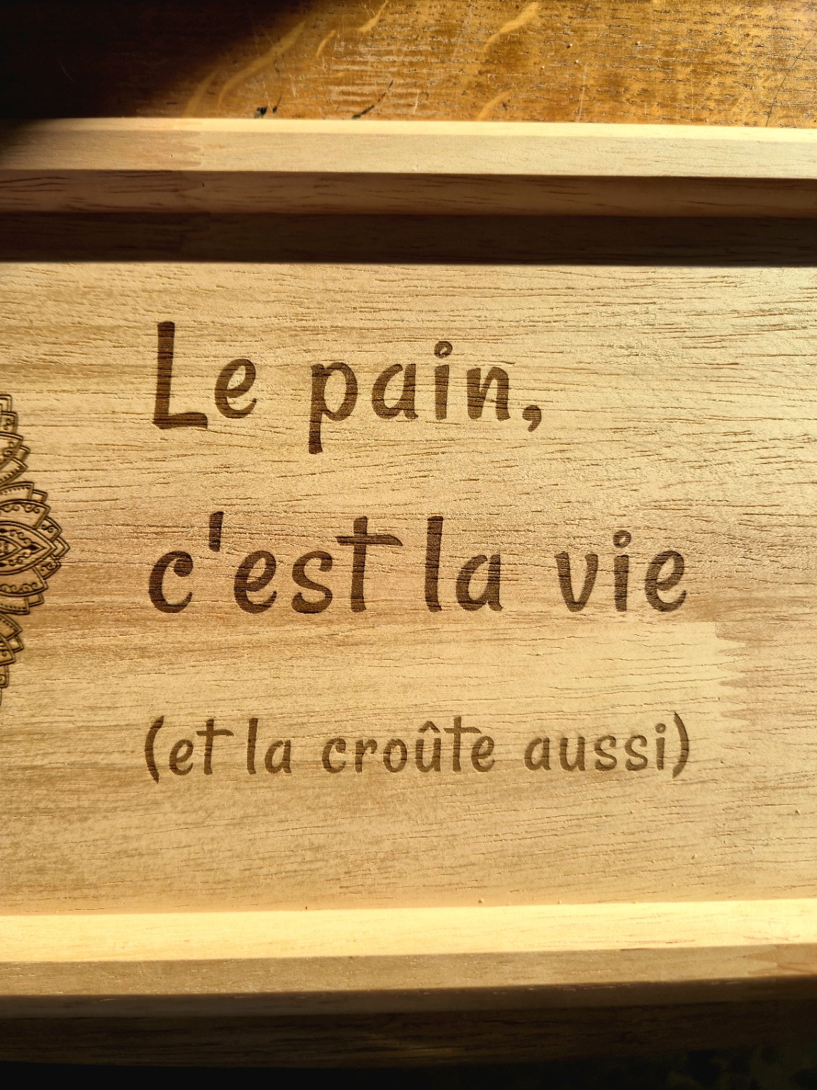 Planche à pain gravée de mandalas et du texte « Le pain, c’est la vie (et la croûte aussi) » — vue 2
