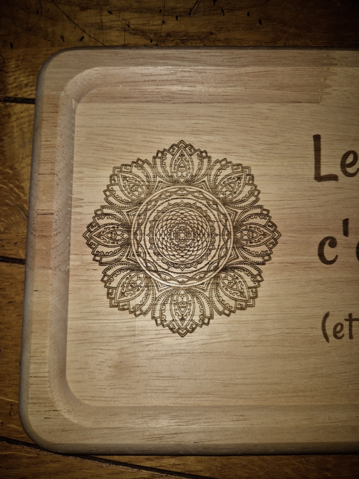 Planche à pain gravée de mandalas et du texte « Le pain, c’est la vie (et la croûte aussi) » — vue 3