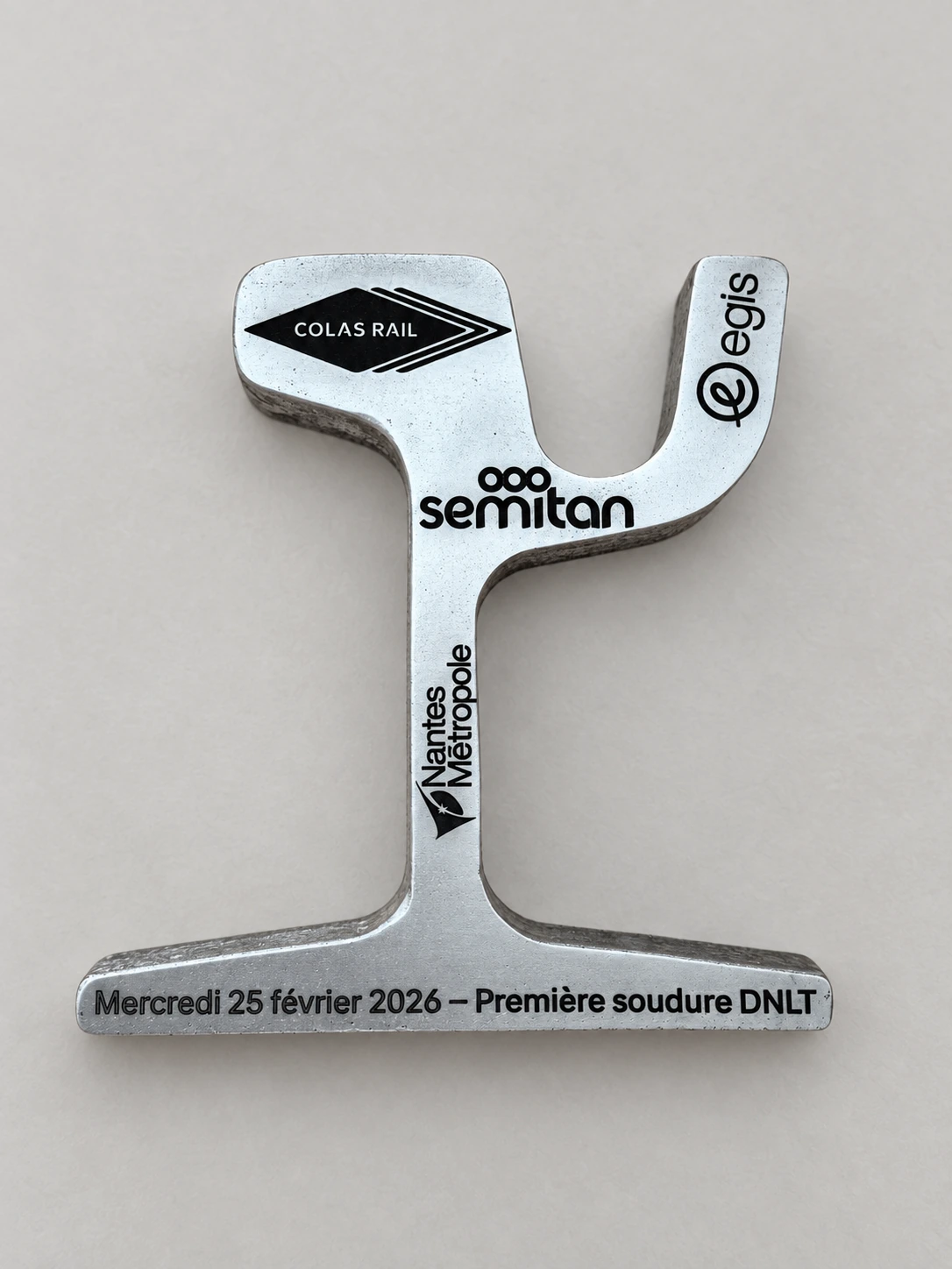 Coupon de rail gravé pour la première soudure du chantier DNLT à Nantes, le 25 février 2026