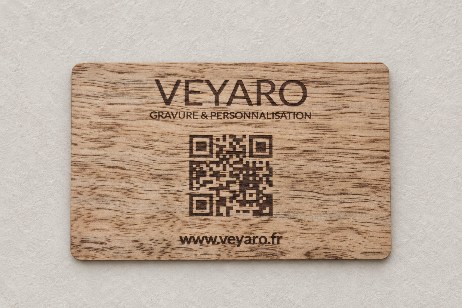 Face QR code de la carte de visite NFC VEYARO en bois, avec logo et adresse du site