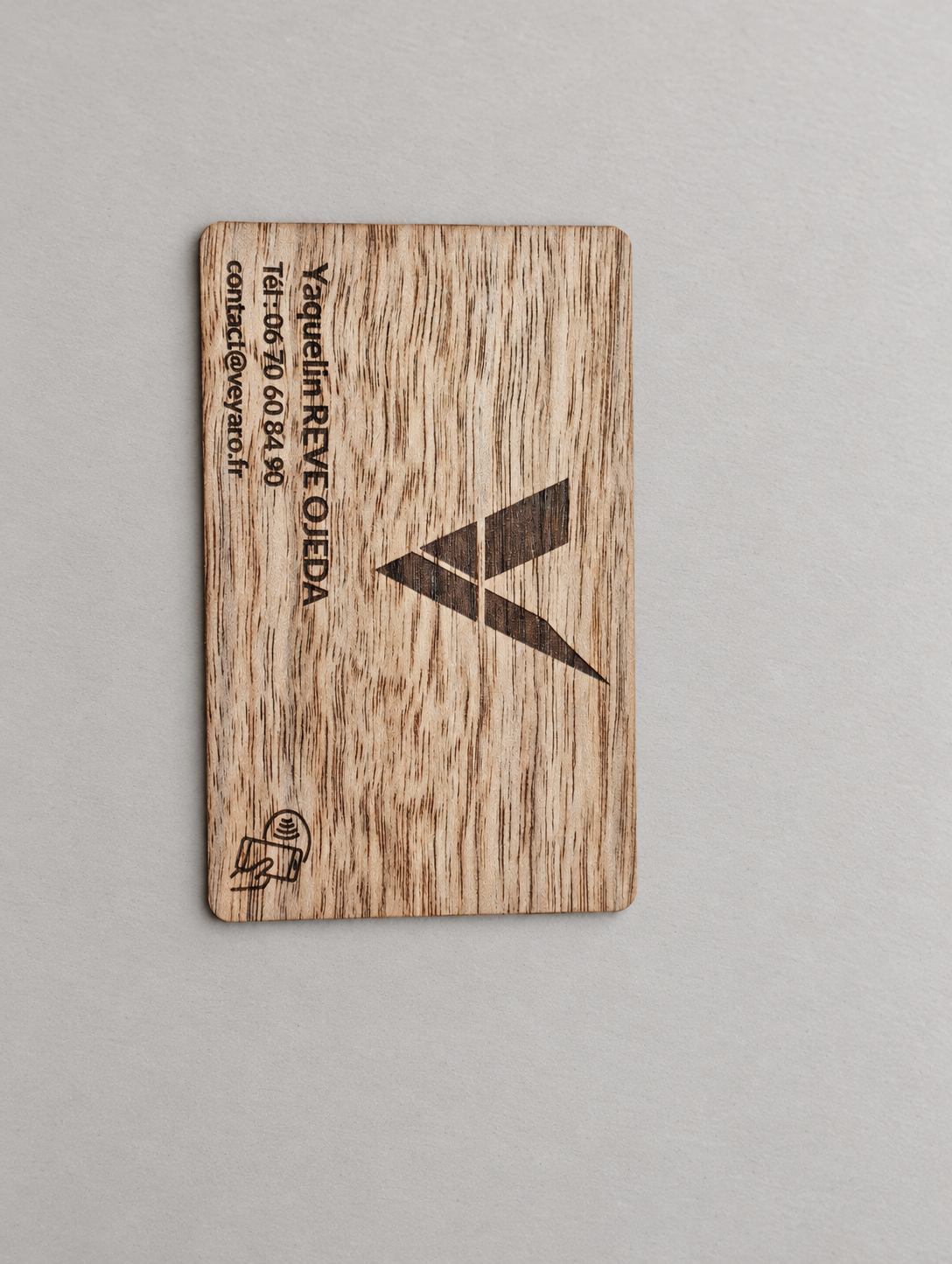 Face contact de la carte de visite NFC VEYARO en bois, avec logo, coordonnées et pictogramme NFC